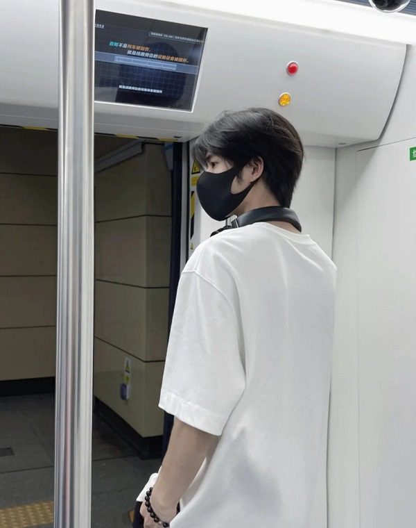 Ánh mắt biết nói của trai đẹp đeo khẩu trang