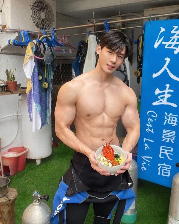 Trai đẹp tạo dáng sexy trước gương