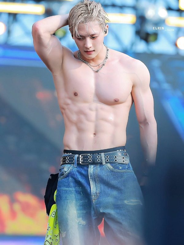Góc nghiêng đẹp trai, body siêu chuẩn