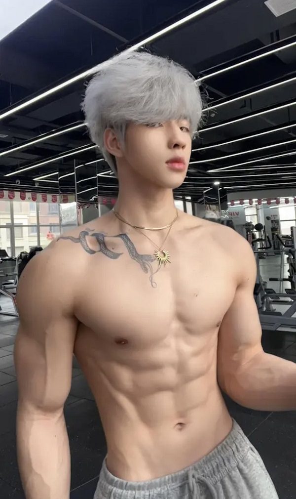 Gương mặt điển trai cùng cơ bụng 6 múi