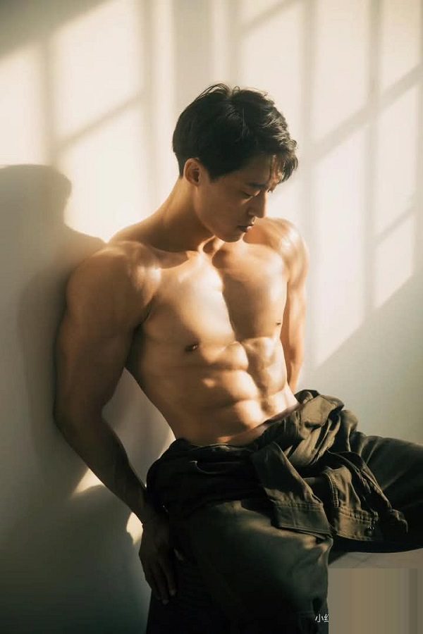 Trai sáu múi tạo dáng bán nude