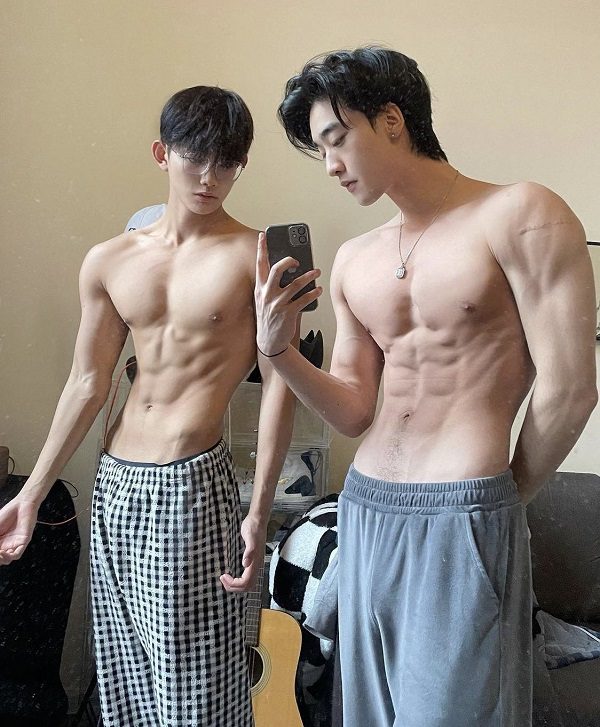 Body nam tính với cơ bắp cuồn cuộn