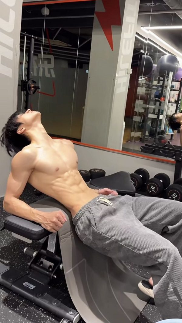 Gương mặt thư sinh nhưng body lực lưỡng