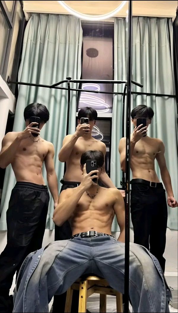 Ánh mắt sắc lạnh của trai sáu múi