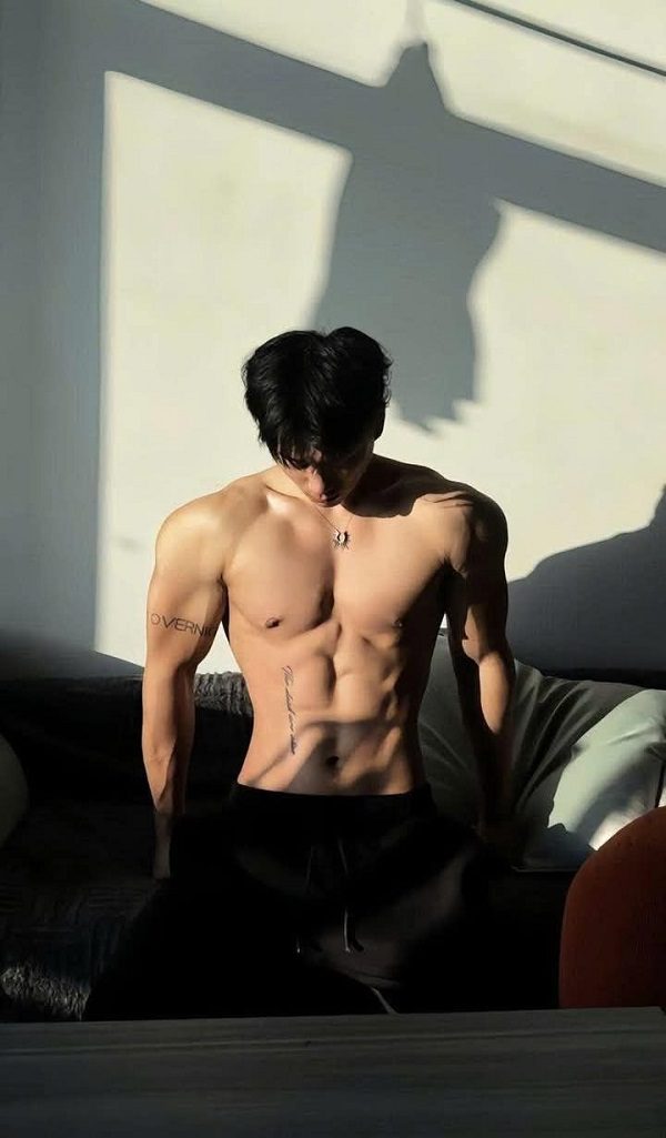 Cơ bụng 6 múi rõ nét đầy cuốn hút