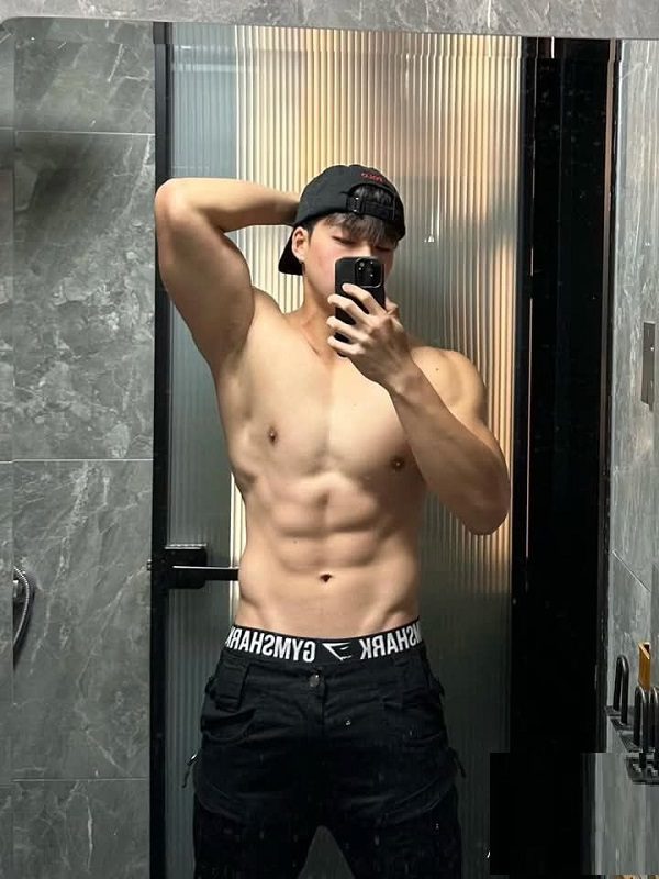 Gương mặt góc cạnh và body cực phẩm