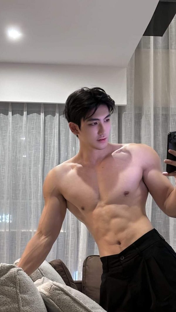 Chàng trai cơ bắp tạo dáng ngoài trời