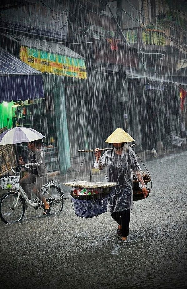 Ảnh trời mưa đẹp khung cảnh đôi lứa che ô