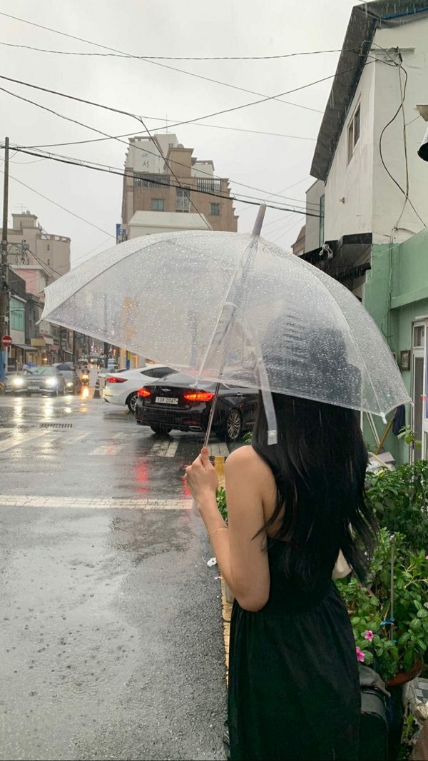 Hình ảnh cơn mưa buồn trên con phố vắng