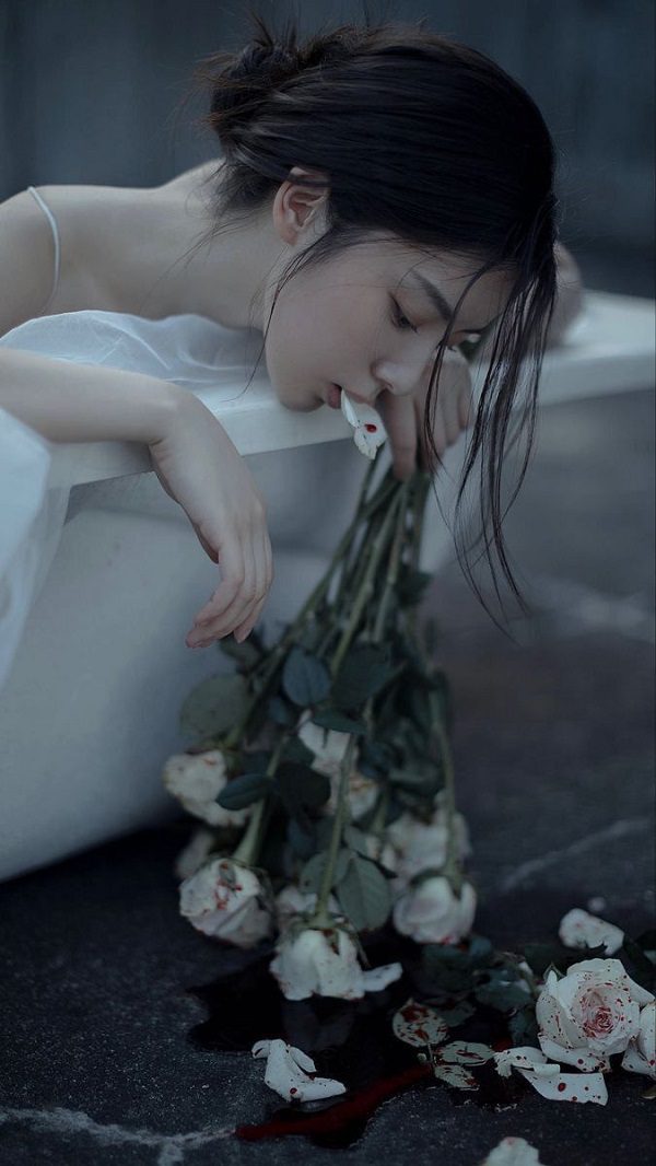 Cô gái ngồi lặng lẽ bên bậc thềm lúc chiều muộn