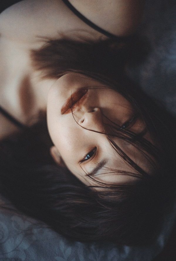 Cô gái buồn ngồi dưới tán cây mùa thu rụng lá