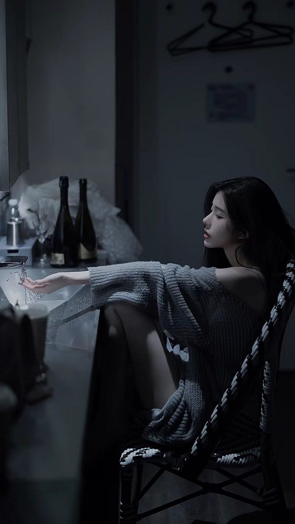Cô gái một mình lang thang giữa thành phố buồn