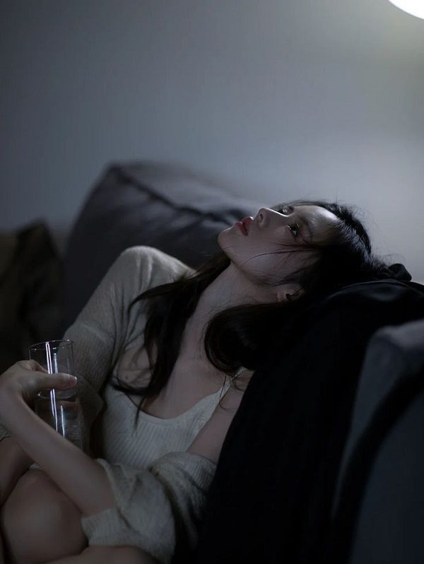 Hình ảnh nữ buồn với đôi mắt ngấn lệ