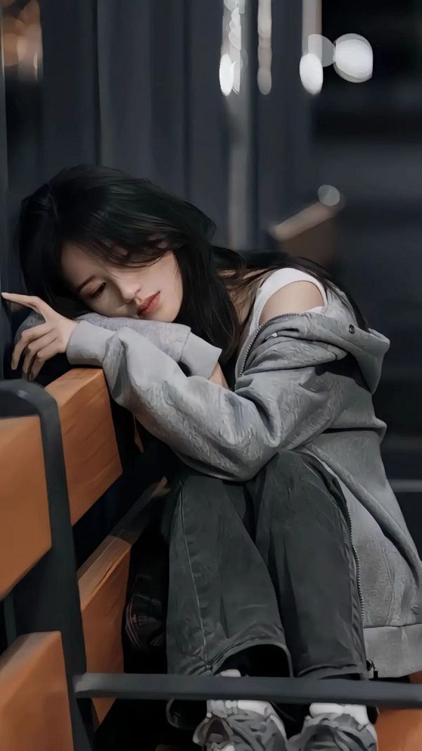 Cô gái buồn đội mũ len giữa trời đông lạnh