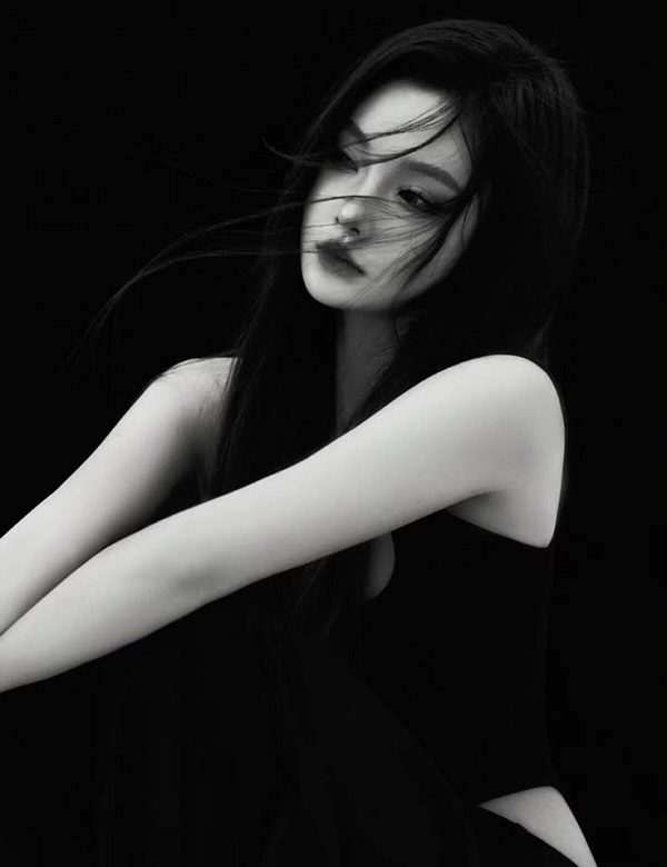 Cô gái buồn ngồi ôm gối nhìn xa xăm