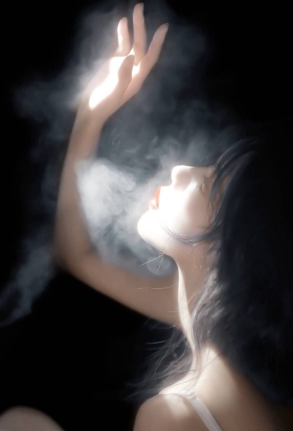 Cô gái ngồi lặng yên trên ghế đá công viên
