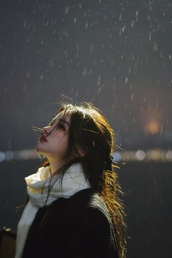 Cô gái buồn cúi đầu ôm cuốn nhật ký
