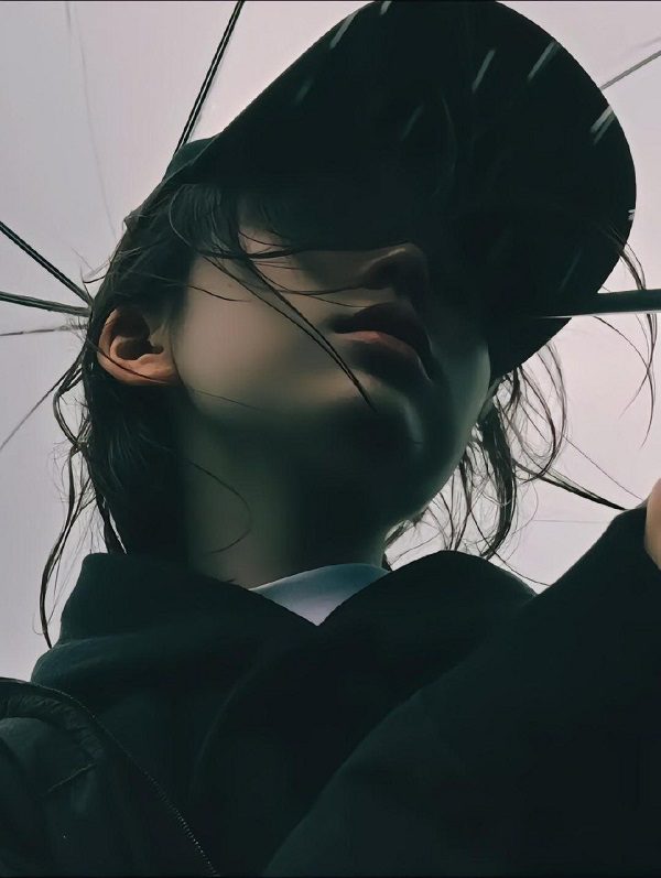 Cô gái ngồi bên cửa sổ quán cà phê trong mưa