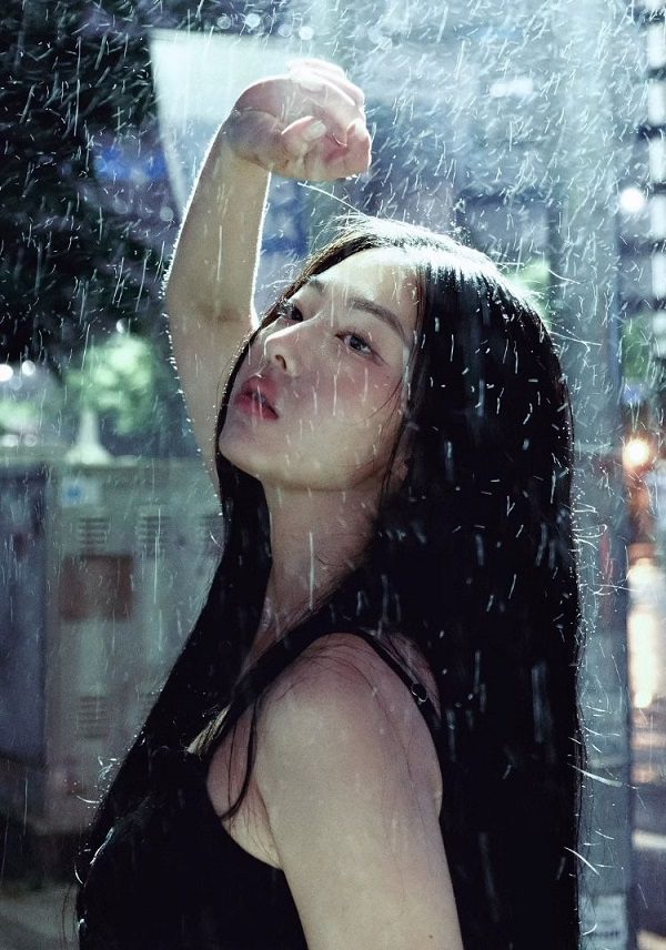 Cô gái buồn đứng bên hồ nước lúc hoàng hôn