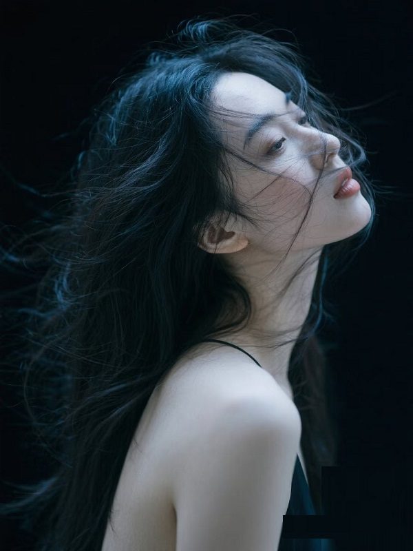 Gương mặt nữ buồn ánh mắt xa xăm đầy tâm trạng