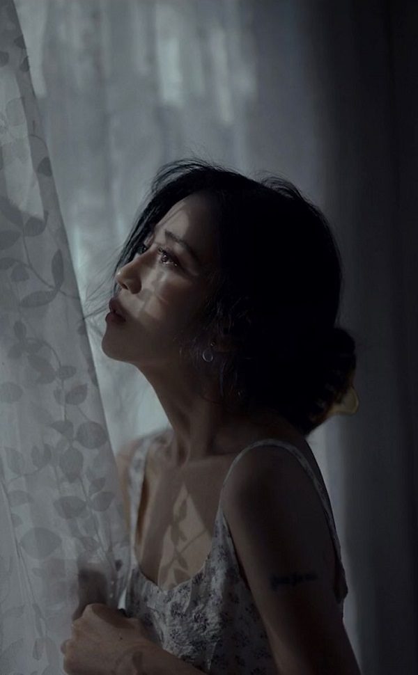 Nét buồn nhẹ nhàng trên gương mặt thiếu nữ
