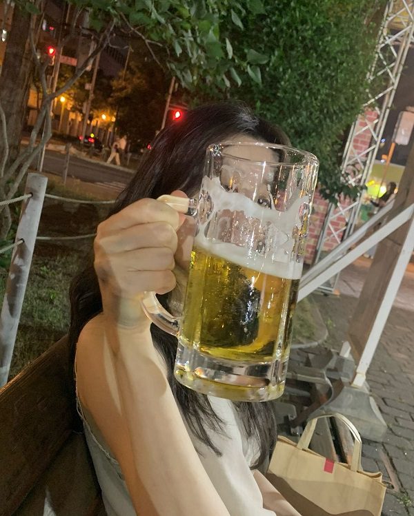 Ly bia bên cạnh đèn lồng tạo cảm giác chill