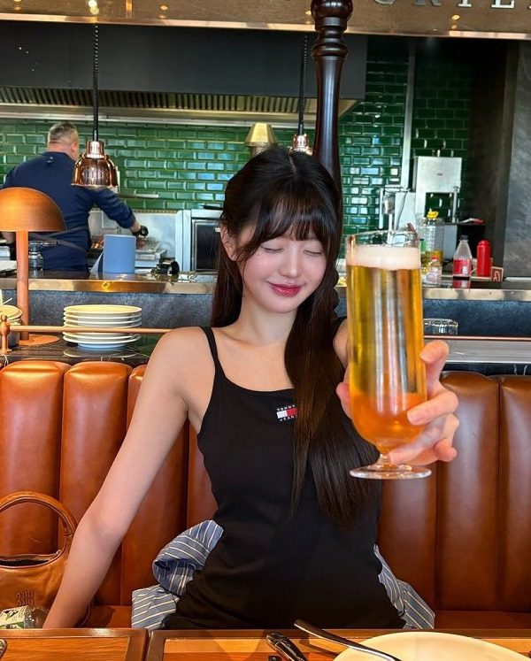 Cô gái cười tươi khi nâng ly bia
