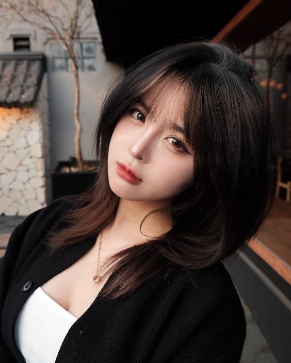 Thiếu nữ Việt Nam duyên dáng trong nắng chiều