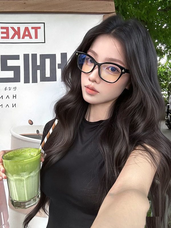 Vẻ đẹp duyên dáng của cô gái Việt ở quán cà phê