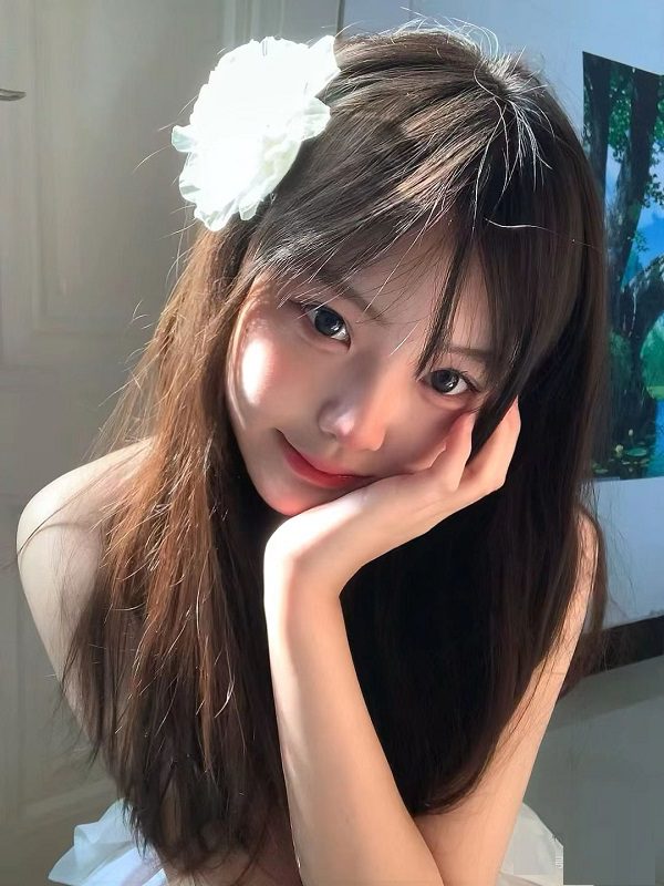 Cô gái Việt Nam xinh đẹp với mái tóc dài