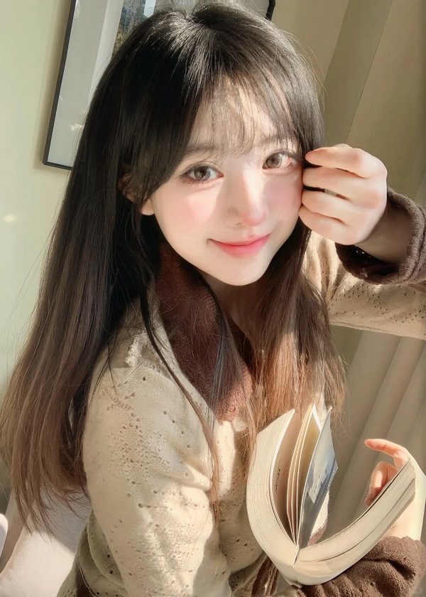 Hình nền gái Việt Nam trong buổi chiều mưa