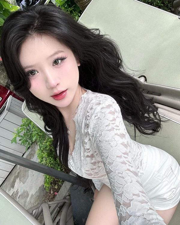 Hình ảnh cô gái Việt Nam trên bãi biển