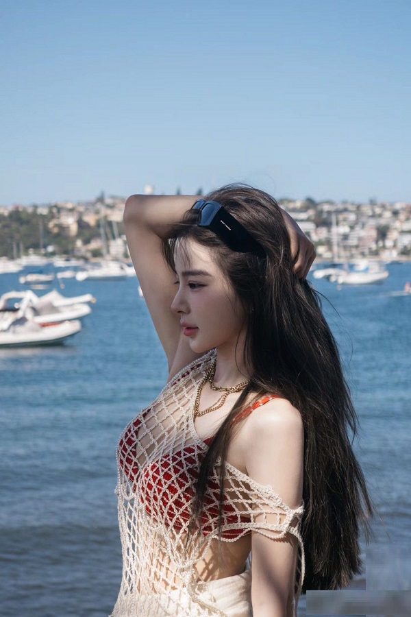 Thiếu nữ Việt Nam khoác áo dài thướt tha