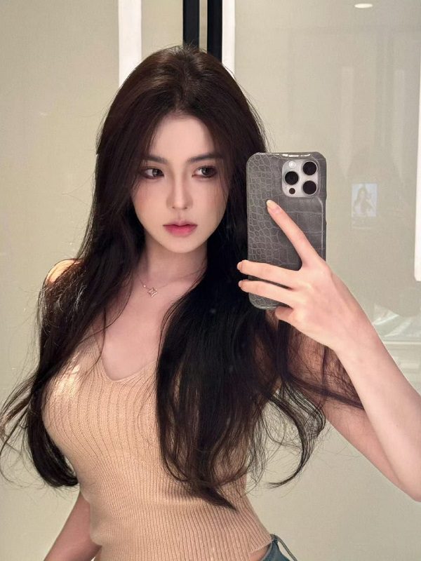 Hình ảnh hot girl Việt Nam tạo dáng trước gương