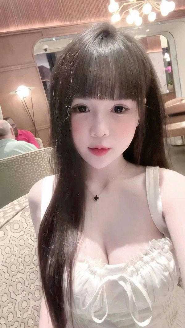 Gái Việt Nam dễ thương trong khung cảnh thiên nhiên
