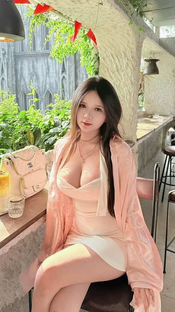 Vẻ đẹp dịu dàng của cô gái Việt Nam trẻ trung