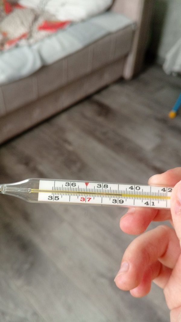 Cặp nhiệt độ được đặt trên chiếc khăn trắng