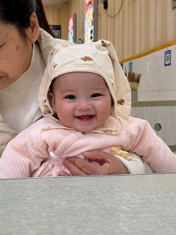 Hình ảnh trẻ thơ đầy cảm xúc ấm áp