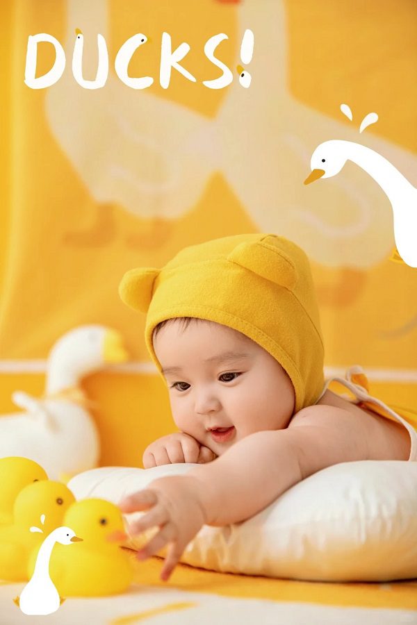 Hình ảnh bé cười khúc khích trong sáng