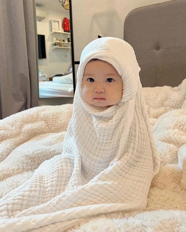 Bé tập đứng trong không gian ấm áp