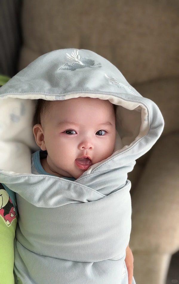 Cảnh bé nằm ngủ bình yên trên gối