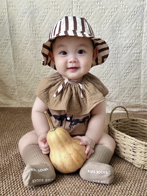 Bé cười toe toét khi thấy đồ chơi mới