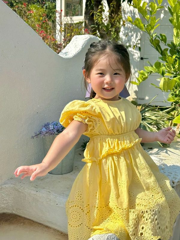 Khoảnh khắc trẻ thơ giản dị mà ấm áp