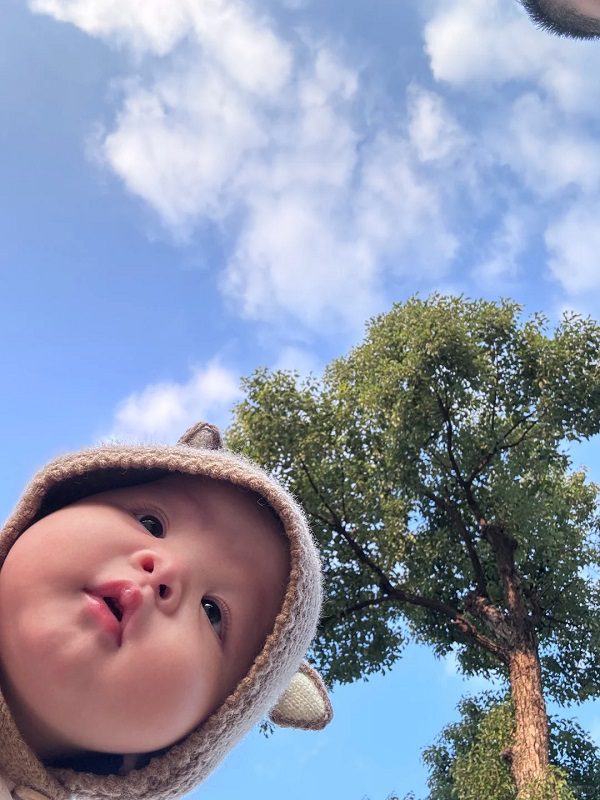 Bé cười hồn nhiên khi chơi đồ chơi