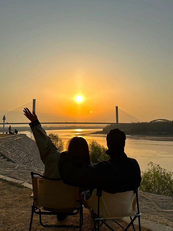 Couple tạo dáng chụp ảnh đôi đẹp dưới ánh hoàng hôn