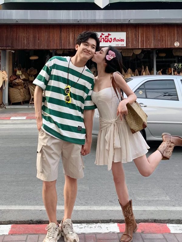 Khoảnh khắc dễ thương khi cầm tay nhau