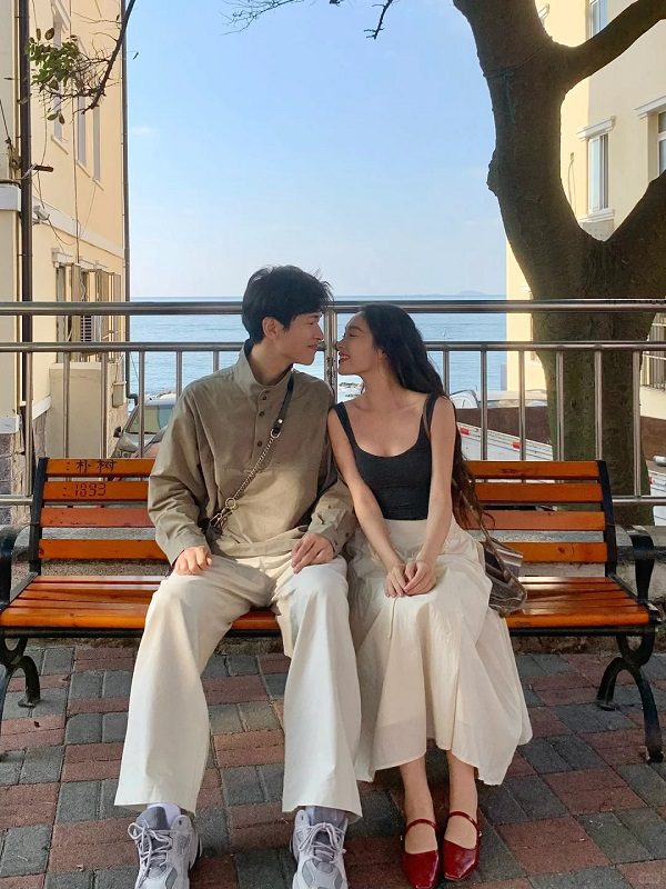 Couple cùng nhau đọc sách trong quán cà phê