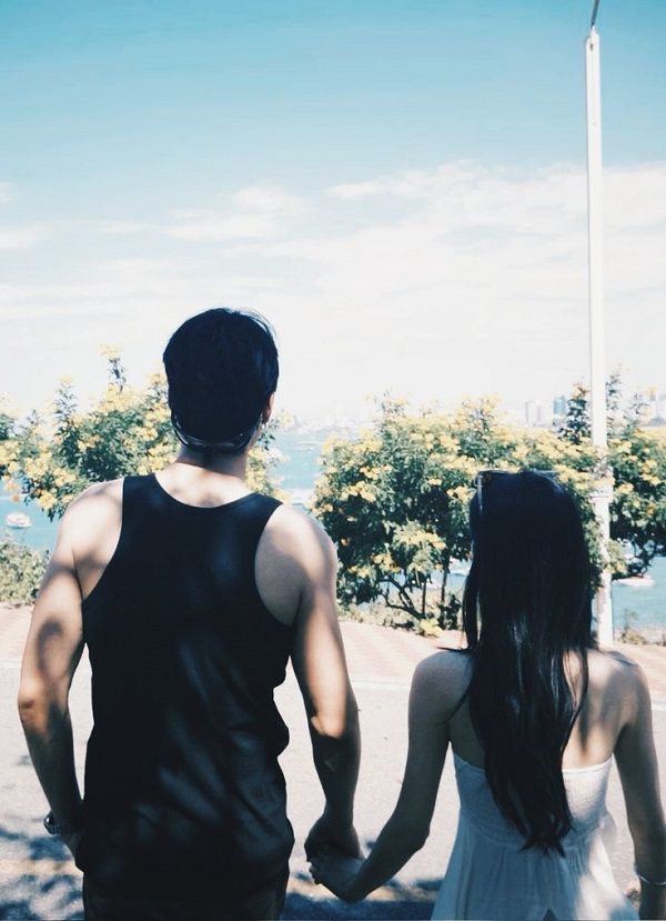 Couple diện trang phục ton-sur-ton tạo dáng