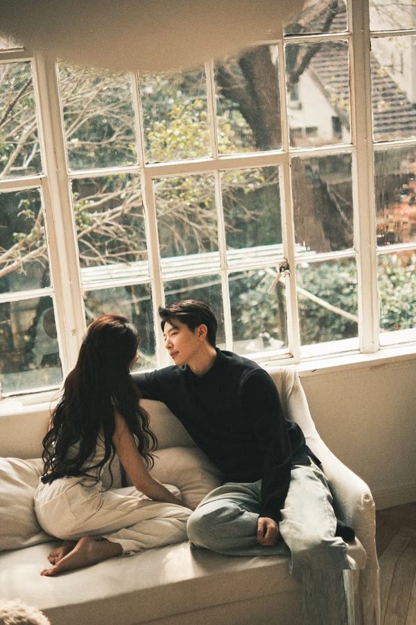 Nụ cười rạng rỡ khi đứng cạnh người thương
