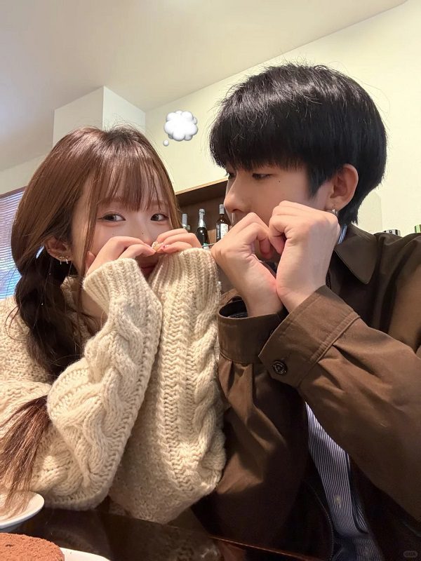 Couple tạo dáng chụp ảnh đôi đẹp chill